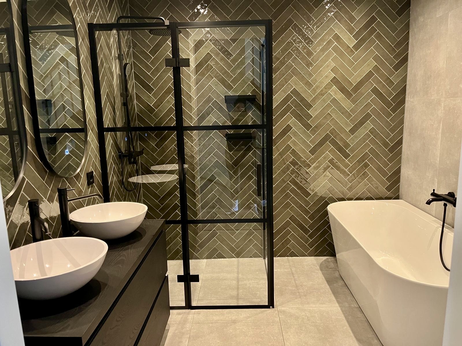 Home Luxe badkamer met visgraattegels, dubbele wastafel en inloopdouche gerealiseerd door Bulder Klusbedrijf
