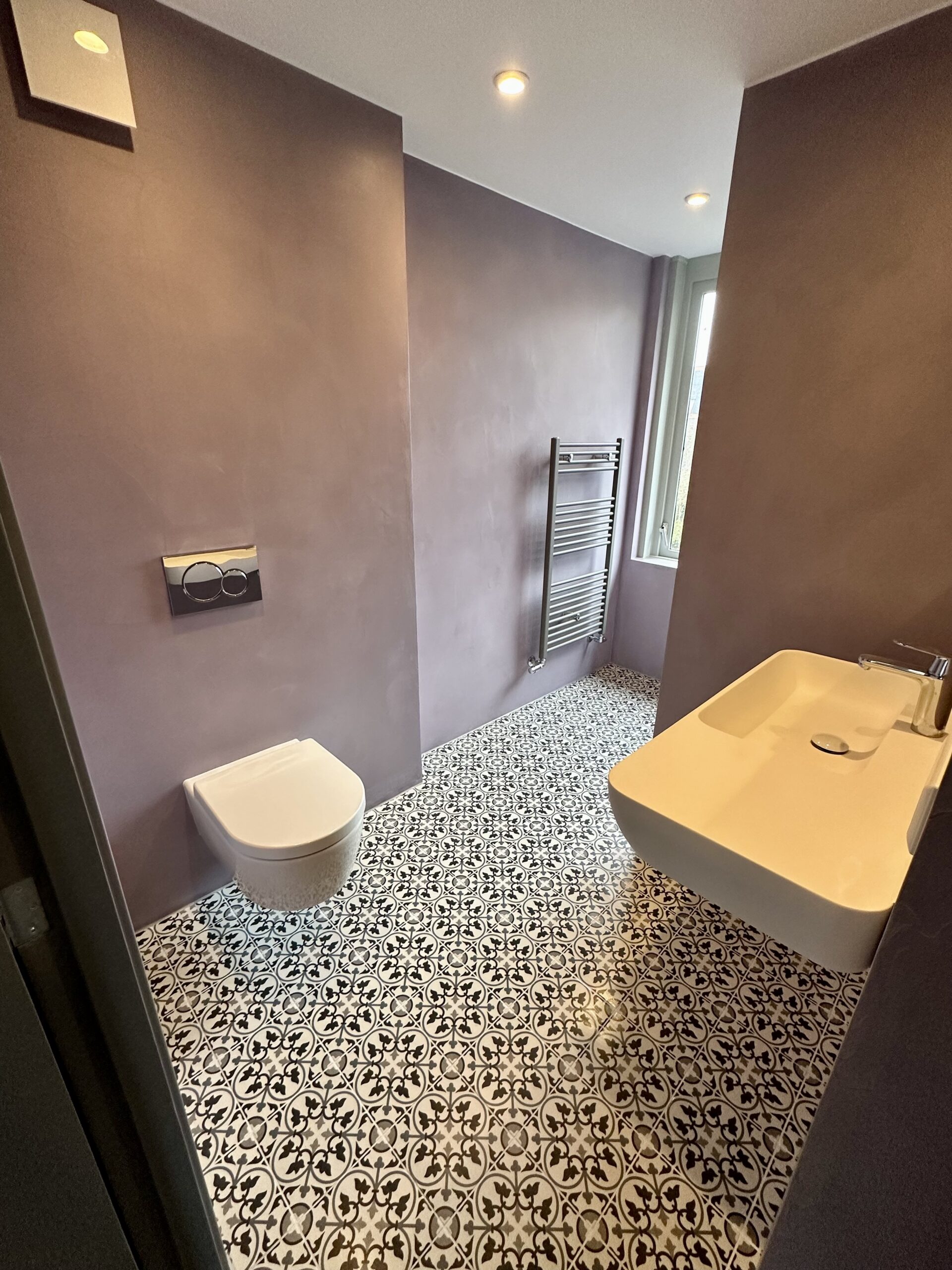 Projecten Badkamerinstallateur Aalsmeer met luxe badkamer voorzien van beton ciré wanden, design wastafel en sfeervolle afwerking
