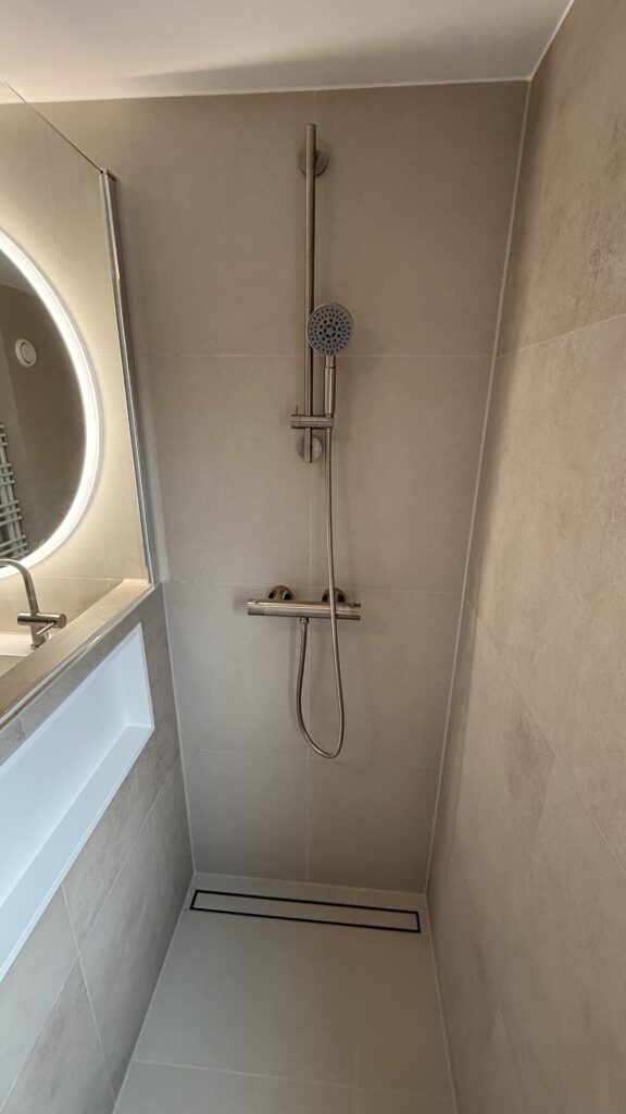 badkamer verbouwen uithoorn Luxe inloopdouche geplaatst in Uithoorn