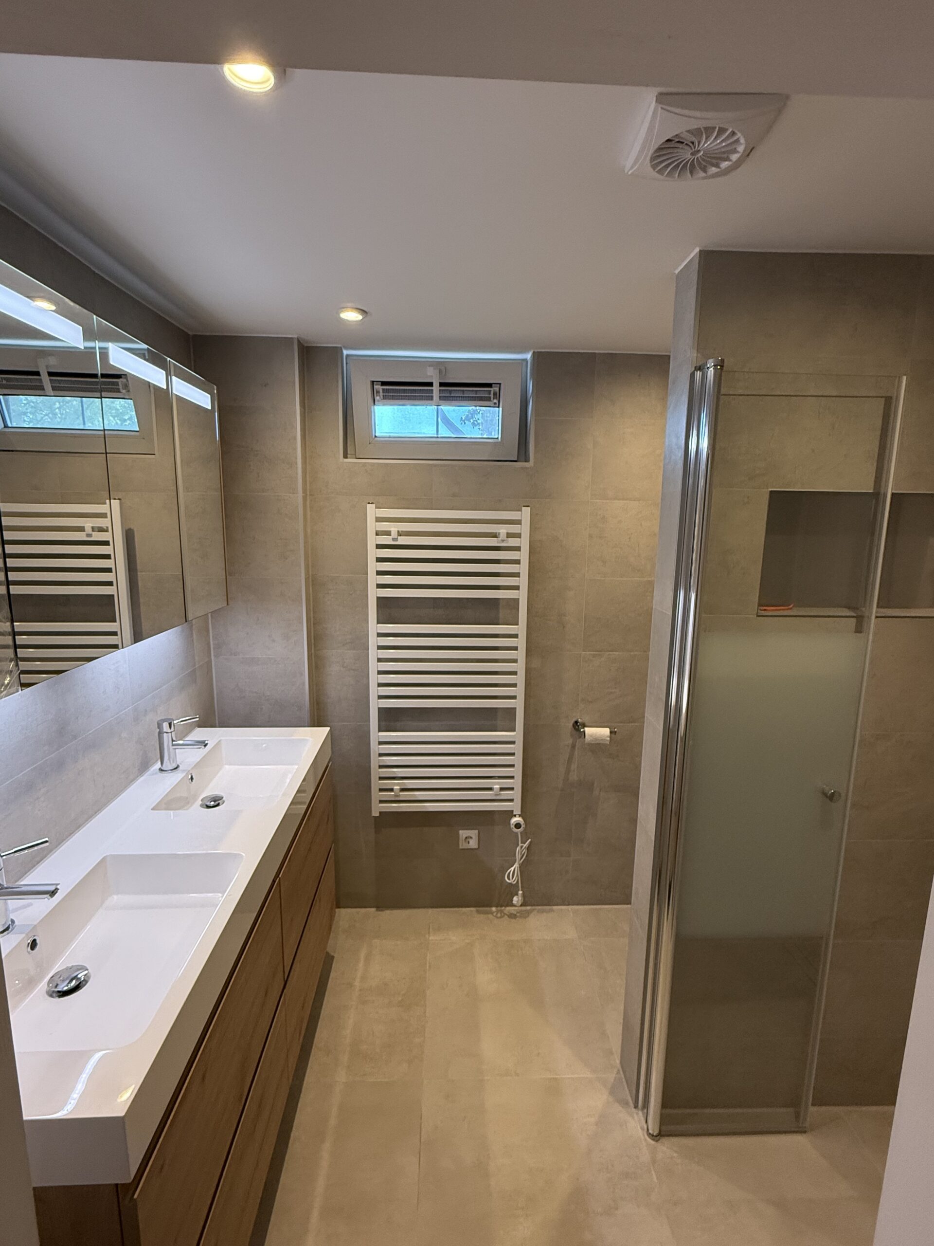 Projecten Complete badkamer tijdens badkamer renovatie in Hoofddorp met drain en grootformaat tegels