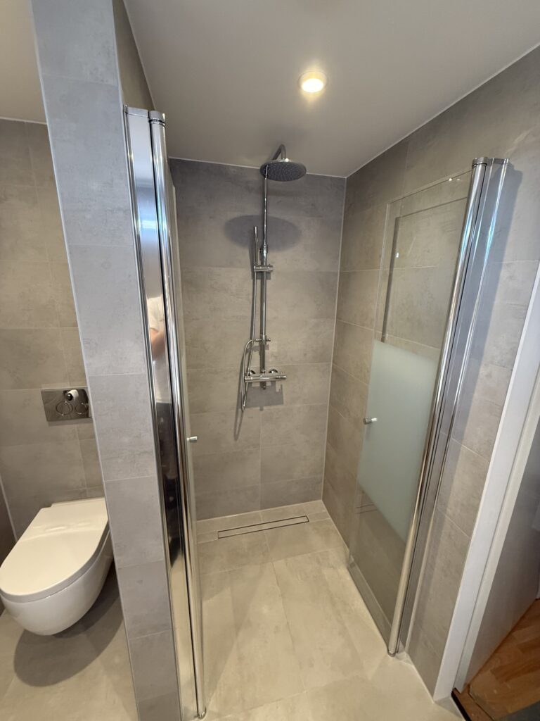 Complete badkamer renovatie in Hoofddorp Luxe inloopdouche tijdens badkamer verbouwen in Hoofddorp met drain en grootformaat tegels
