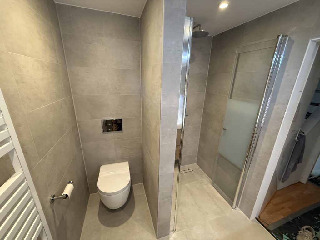 Complete badkamer renovatie in Hoofddorp Modern toilet en inloopdouche in volledig gerenoveerde badkamer in Hoofddorp